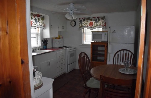 York Beach Cabaña | Charming 2 bedroom cottage in York. Sleep 6. 5 minute walk to Long Sands Beach.