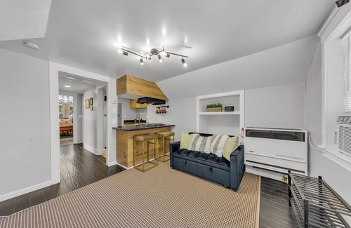 North Oak Park Apartamento | Charming 2-bedroom duplex apt with WiFi, AC in peaceful Oak Park Sacramento