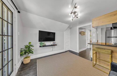 North Oak Park Apartamento | Charming 2-bedroom duplex apt with WiFi, AC in peaceful Oak Park Sacramento