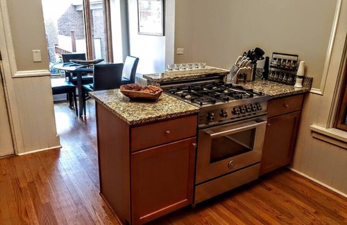 Sheffield and DePaul Casa | Charming 2 Bedroom Flat, in heart of Lincoln Park