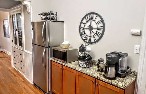 Sheffield and DePaul Casa | Charming 2 Bedroom Flat, in heart of Lincoln Park