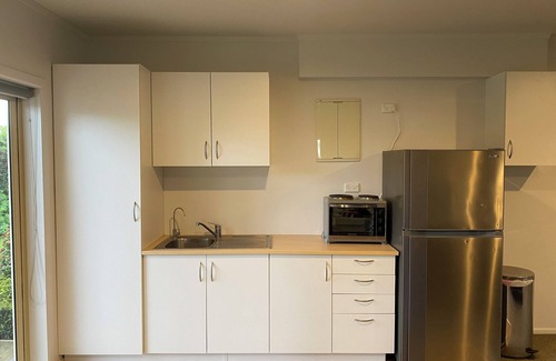 Pukehina Casa | Charming 2-Bedroom Guest House with Tennis Court near Beach