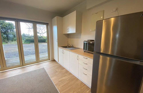 Pukehina Casa | Charming 2-Bedroom Guest House with Tennis Court near Beach