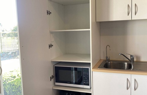 Pukehina Casa | Charming 2-Bedroom Guest House with Tennis Court near Beach