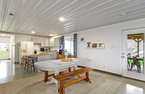 Sheridan Casa | Charming 2-bedroom guesthouse with AC, WiFi on a farm close to Grand Park