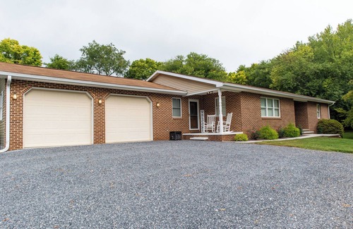 Hagerstown Casa | Charming 2-bedroom house with peaceful front porch and game room in Hagerstown
