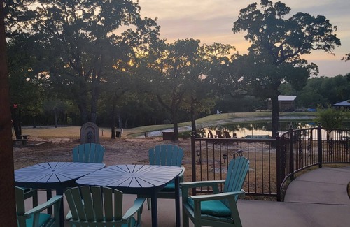 Agnes Casa | Charming 2-bedroom house on 40 acres in Springtown with pond