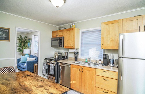 Champaign Casa | Charming 2-bedroom house with WiFi, AC in welcoming Champaign