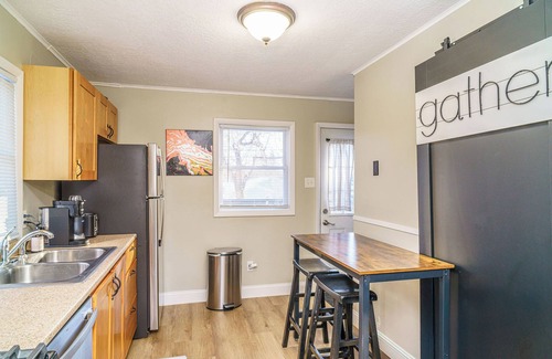 Champaign Casa | Charming 2-bedroom house with WiFi, AC in welcoming Champaign
