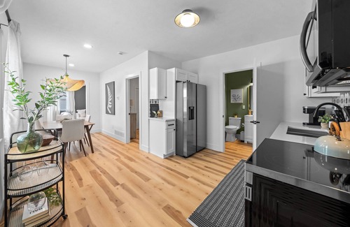 Ohio City Casa | Charming 2-bedroom house in enchanting Cleveland with AC, WiFi 3219