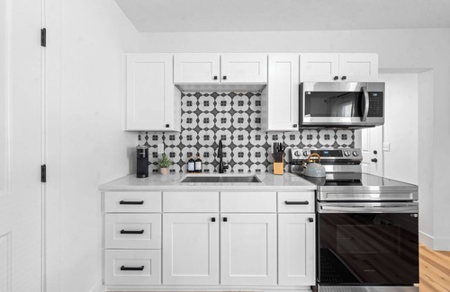 Ohio City Casa | Charming 2-bedroom house in enchanting Cleveland with AC, WiFi 3219