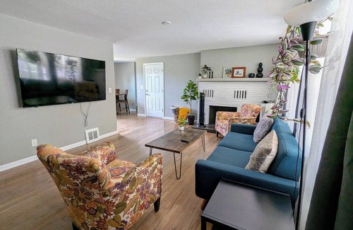 Eiber Casa | Charming 2 Bedroom Home Close to Red Rocks, Denver and the Mountains