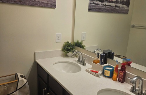 Summit Station Casa | Charming 2-bedroom house with WiFi, AC in wonderful Columbus