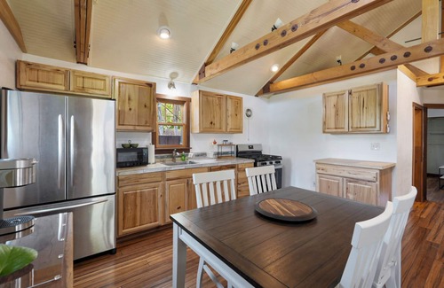 Modesto Casa | Charming 2-bedroom house in Modesto with AC and WiFi