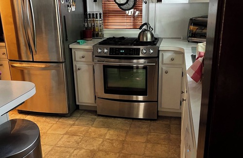 Buckingham Lake - Crestwood Casa | Charming 2-bedroom house with AC, fitness room, WiFi in Albany