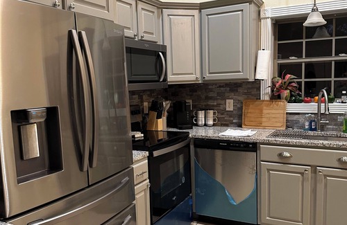 London Casa | Charming 2-bedroom house in amazing London, KY with AC, WiFi