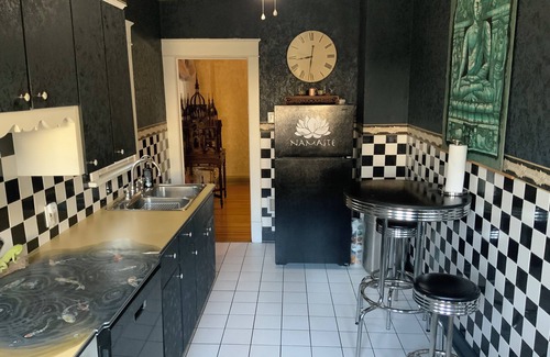 Downtown Toledo Casa | Charming 2-bedroom house with fitness room and AC in Toledo