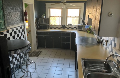 Downtown Toledo Casa | Charming 2-bedroom house with fitness room and AC in Toledo