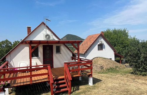 Nemesgulacs Cabaña | Charming 2-bedroom cottage with WiFi, AC in beautiful Nemesgulács