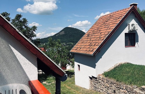 Nemesgulacs Cabaña | Charming 2-bedroom cottage with WiFi, AC in beautiful Nemesgulács
