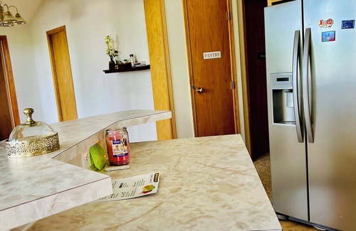 Burbank Casa | Charming 2-bedroom King+King bedroom house in near Ponca with WiFi, AC