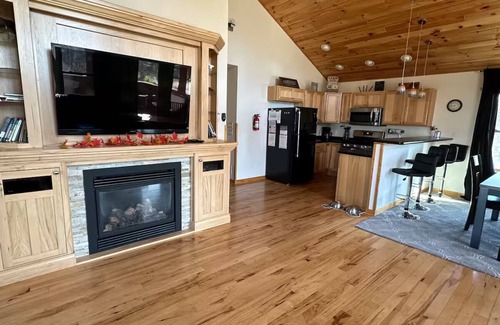 New Lisbon Cabina | Charming 2-bedroom Loft cabin in serene New Lisbon