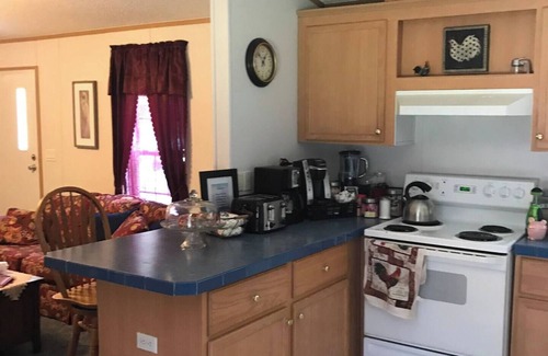 Lake City Casa | Charming 2-bedroom mobile home in Fort White with Wi-Fi, AC. Pet friendly!