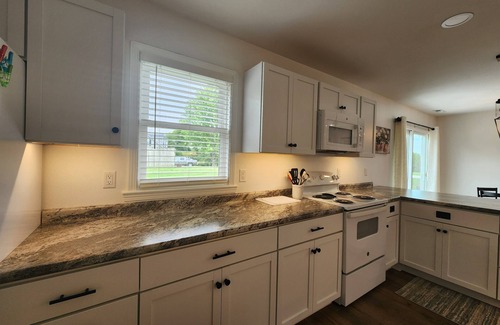 Pella Casa | Charming 2-bedroom NEW house with WiFi, AC Pella/Knoxville near Lake Red Rock