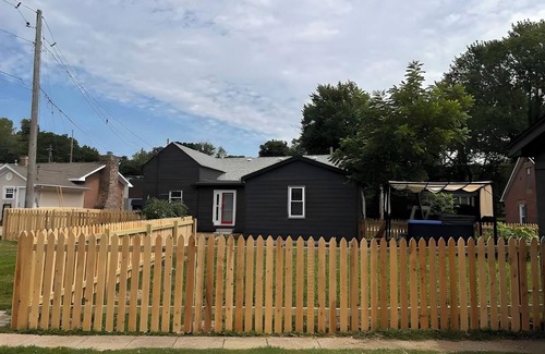 Newburgh Casa | Charming 2-bedroom pet-friendly duplex in fabulous Newburgh with Hot Tub