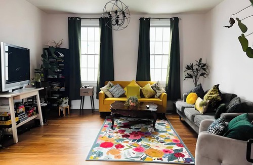Newburgh Casa | Charming 2-bedroom pet-friendly duplex in fabulous Newburgh with Hot Tub