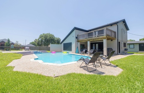 Dickinson Casa | Charming 2-bedroom Pool House Loft with Swim-in Pool Room