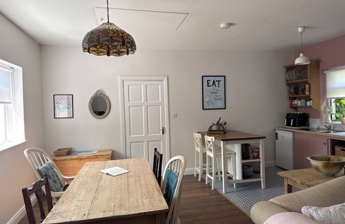 Kinvara Cabaña | Charming 2-bedroom shabby chic cottage in beautiful Kinvara.