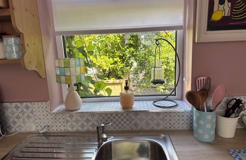 Kinvara Cabaña | Charming 2-bedroom shabby chic cottage in beautiful Kinvara.