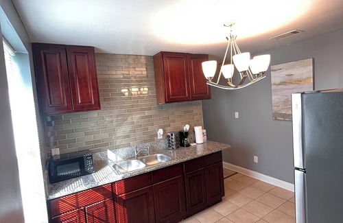 Kenner - Louis Armstrong International Airport Casa | Charming 2-bedroom townhome 5 mins from Airport