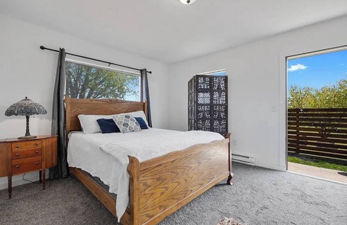 Benton City Otro | Charming 2-bedroom farmhouse in wine country, Benton City with AC