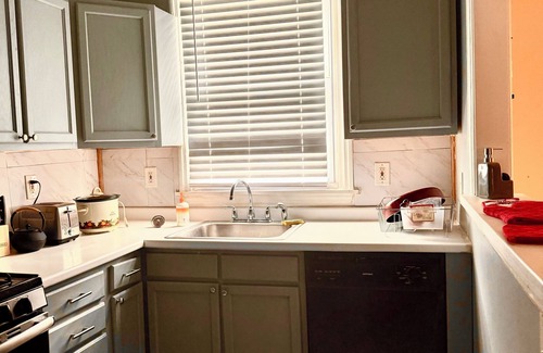 Drexel Hill Casa | Charming 2-bedroom house in Drexel Hill with laundromat ,parking& trolly station
