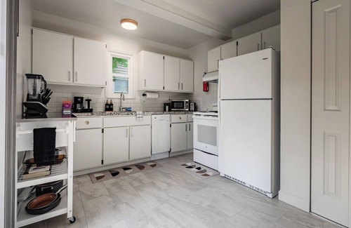 East Lansing Casa | Charming 2-bedroom townhome - 1 Mile from MSU!!