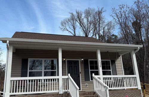 White Oak Casa | Charming 2-bedroom house in pleasant Great Falls with WiFi, AC