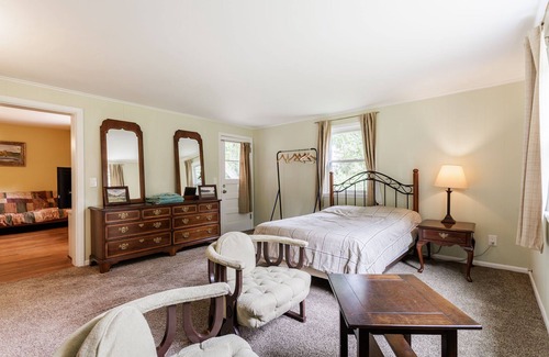 West Irondequoit Otro | Charming 2-bedroom farmhouse w Jacuzzi