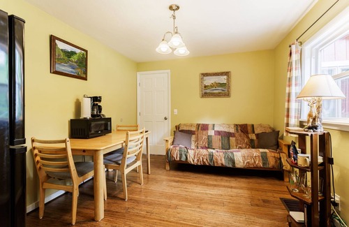 West Irondequoit Otro | Charming 2-bedroom farmhouse w Jacuzzi