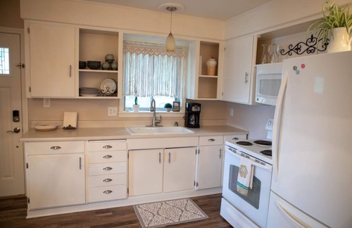 Waldron Casa | Charming 2-bedroom house comfortable cottage in the country but close to city