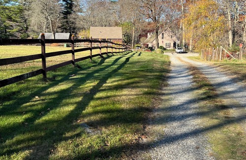 Killingworth Cabaña | Charming 2-bedroom farm cottage in quiet Killingworth neighborhood