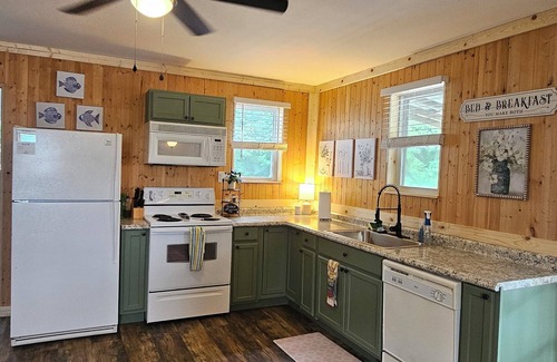 Monroe City Cabina | Charming 2-bedroom cabin near Jellystone Park, Spaulding boat ramp and more!