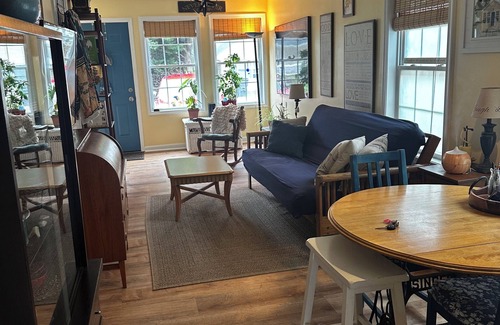 North Beach Cabaña | Charming 2-bedroom 1 bath cottage with AC, WiFi in peaceful North Beach, Md.