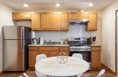 Center City Apartamento | Charming 2-bedroom apartment Near Center City with Parking.