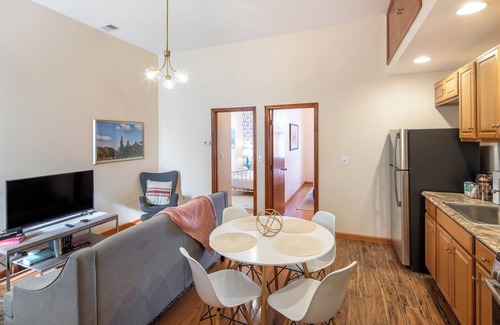Center City Apartamento | Charming 2-bedroom apartment Near Center City with Parking.