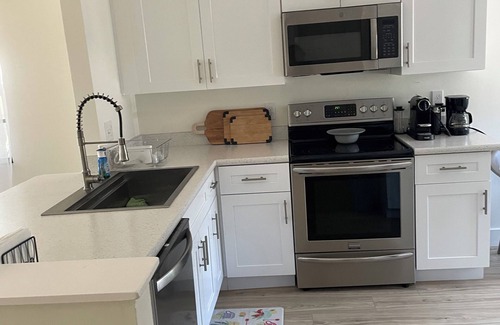 Port Orange Casa | Charming 2-bedroom townhome with WiFi, AC in peaceful Port Orange.