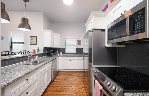 Near East Side Casa | Charming 2-bedroom house in brilliant San Antonio with WiFi, AC