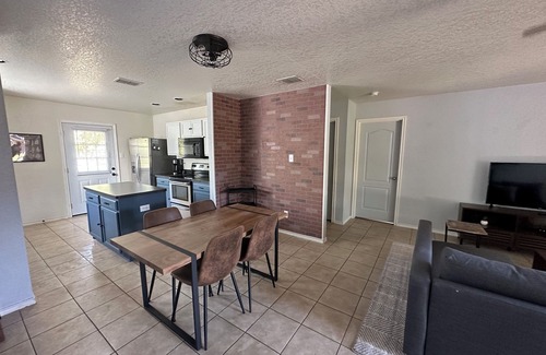 West San Antonio Casa | Charming 2-bedroom house in San Antonio close to Lackland AFB & Hospitals