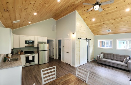 Blossvale Casa | Charming 2-bedroom house in Sylvan Beach